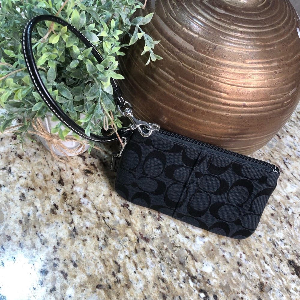 Coach BLACK WRISTLET Signature Fabric Canvas ZIPPER AND OUTSIDE POCKET.